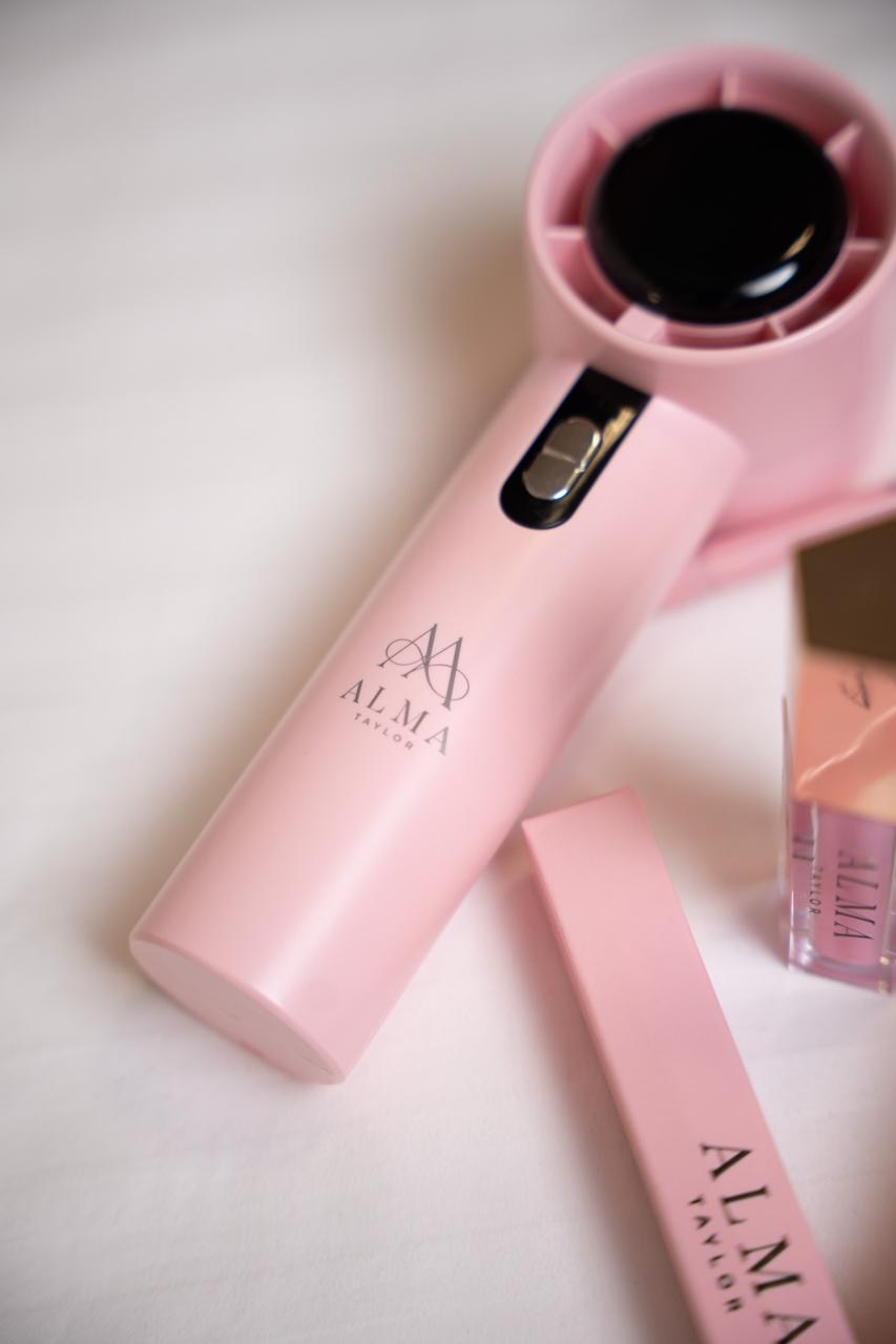 ALMA handheld fans in pink and black